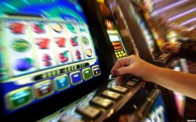 Membaca bonus mingguan melalui ponsel